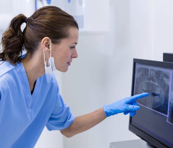 dentsi_looking_at_xray